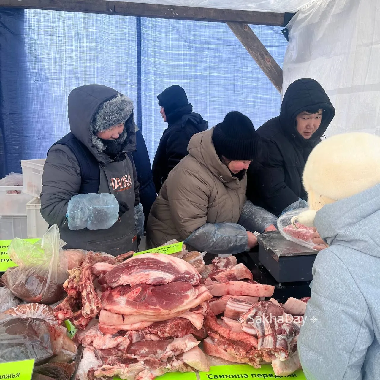 На рыбной ярмарке традиционно представлено и мясо свежего забоя, примерная цена за кило — тысяча рублей, в зависимости от части (доходит до 1,6 тысячи)