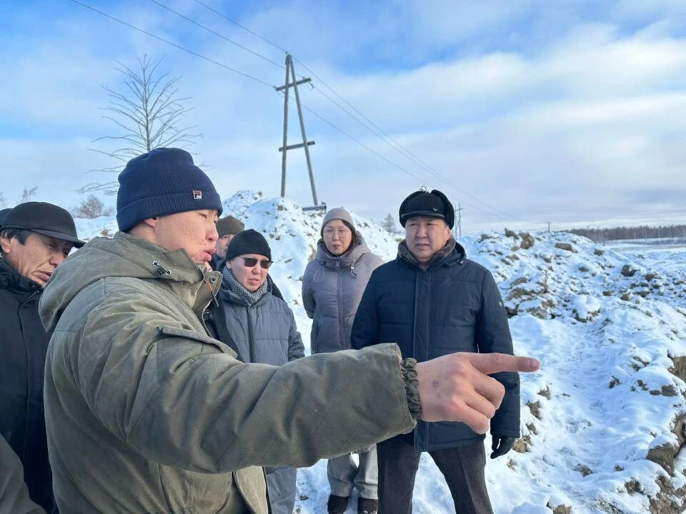 Тыа хааайыстыбатын миниистирин солбуйааччыта Сахаяна Павлова, министиэристибэ департаменын срн исписэлииэ Дьулустан Харлампьевтыын уонна улуус баылыга Степан Саргыдаев Чурапчы улууугар «Харыылаах» быытын крдлэр
