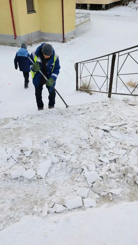 Муниципальные дворники обеспечивают безопасность пешеходов в зимний период Муниципальные дворники обеспечивают безопасность пешеходов в зимний период
