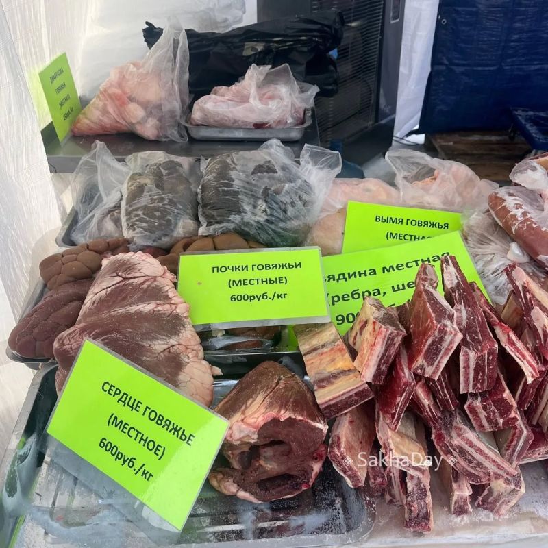 На рыбной ярмарке традиционно представлено и мясо свежего забоя, примерная цена за кило — тысяча рублей, в зависимости от части (доходит до 1,6 тысячи) На рыбной ярмарке традиционно представлено и мясо свежего забоя, примерная цена за кило — тысяча рублей, в зависимости от части (доходит до 1,6 тысячи)