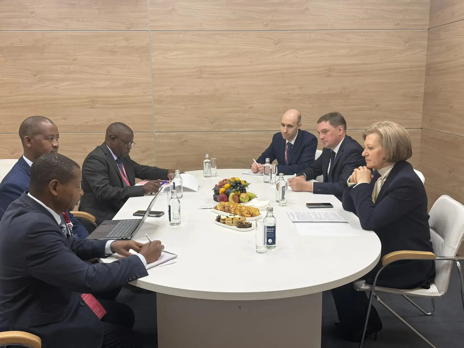 Анна Попова провела переговоры с Министром общественного здравоохранения и борьбы со СПИД Республики Бурунди Фиделем Нкезабахизи