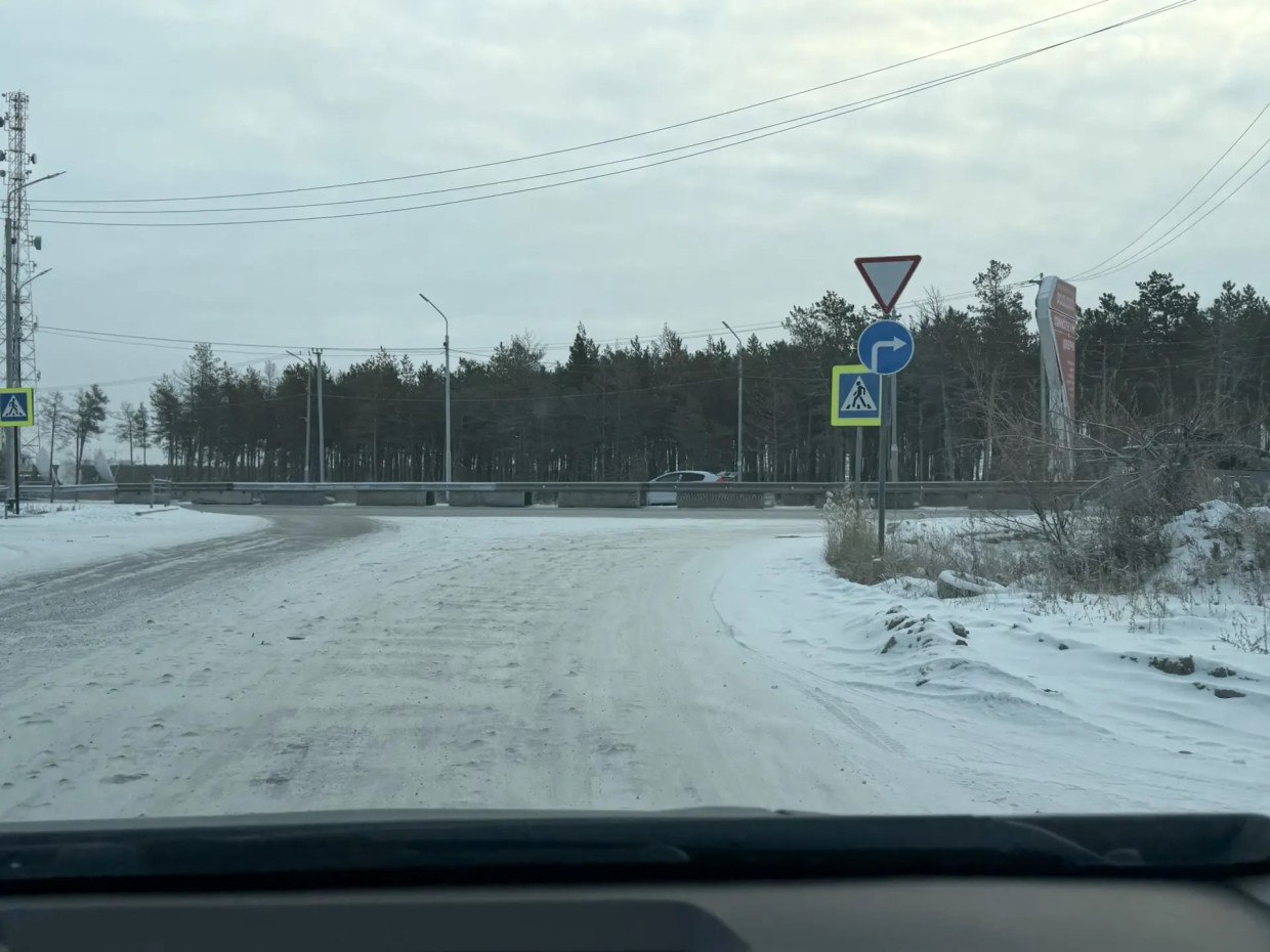 «Весной грязь, зимой пробки»: жители Базового переулка пожаловались на дорожные проблемы