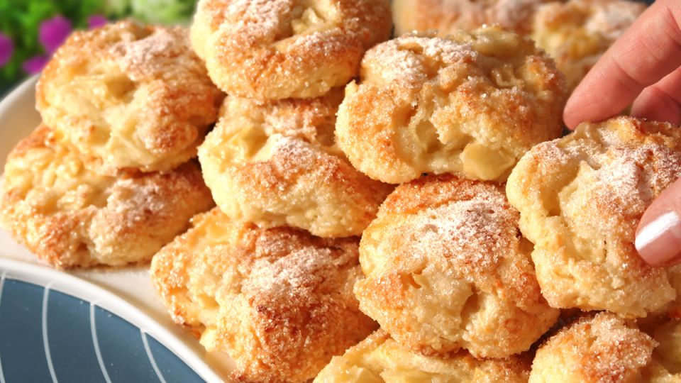 Сложите в чашу: быстрое и ароматное печенье с творогом и яблоками
