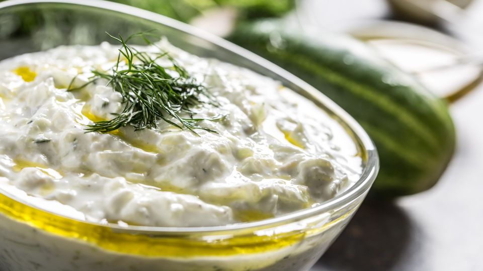 Майонез в подметки не годится: этот простой и пикантный соус полюбит вся семья