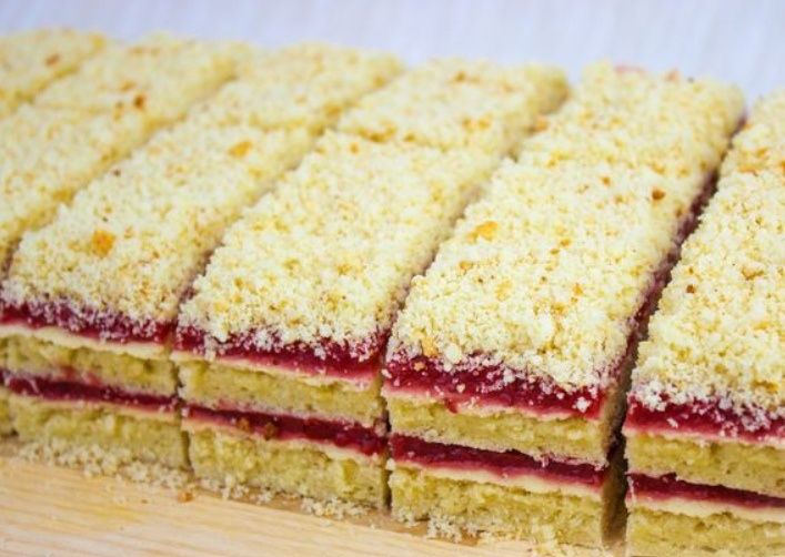 Нежное творожное пирожное с клубникой: легкий десерт для любого повода