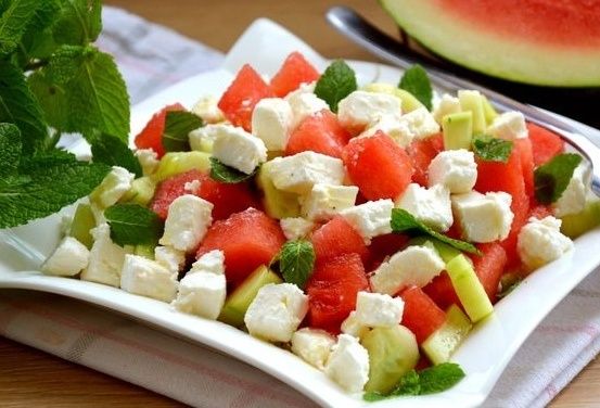 Салат из огурцов, арбуза и феты