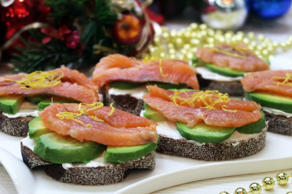Изысканные бутерброды с авокадо и красной рыбой