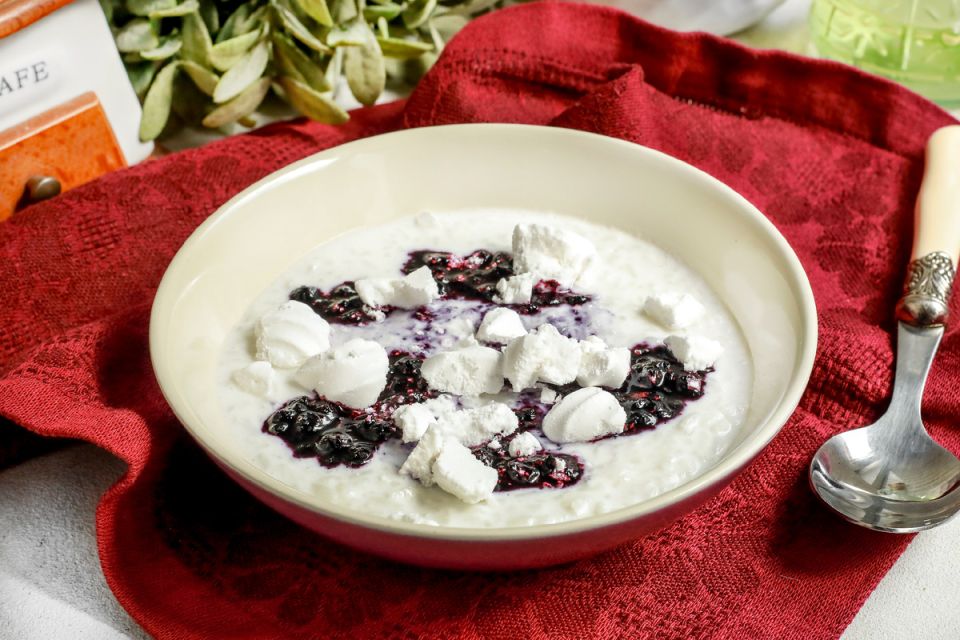 Нежная черничная каша с легким хрустящим безе