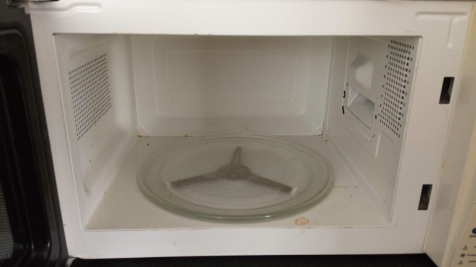 Легкие способы очистки микроволновки от жира, которые должен знать каждый домохозяйка